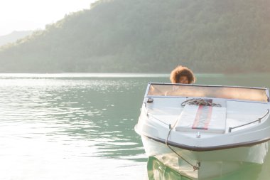 motorlu bir tekne üzerinde Afro kadın 