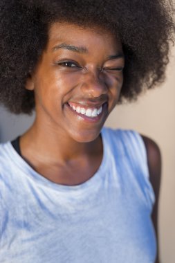 Afrikalı kadın gülümsüyor 