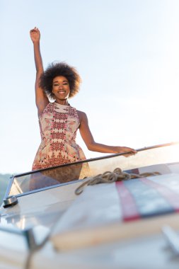sürat teknesi üzerinde Afro kız rides 
