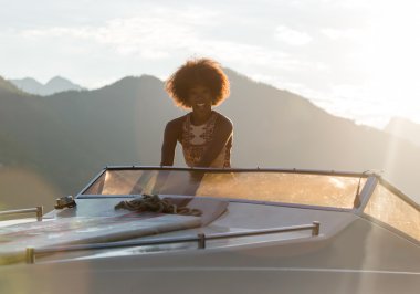 Motorlu tekne süren bir kadın 