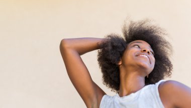 poz çarpıcı afro Amerikan Bayan