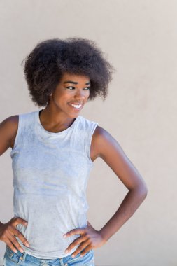 Afro saçlı genç kadın