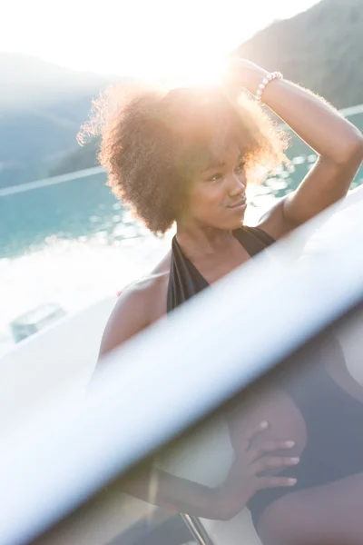 Afro donna su una barca a motore — Foto Stock