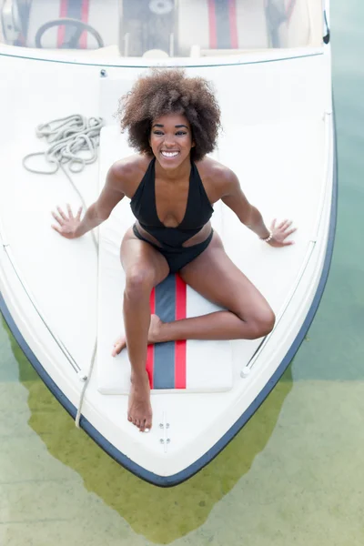Afro amerikansk flicka poserar på yacht — Stockfoto