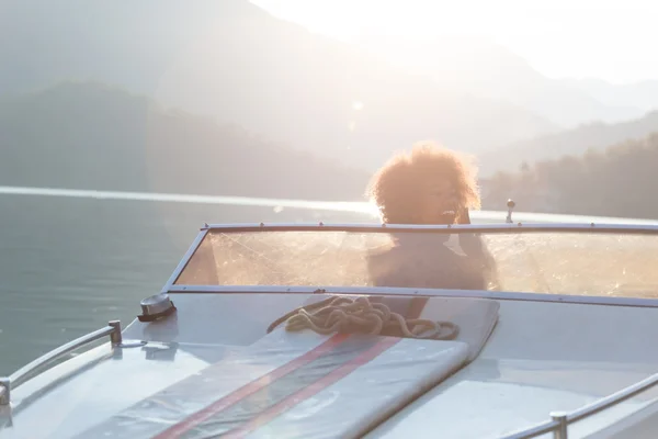 Afro donna su una barca a motore — Foto Stock