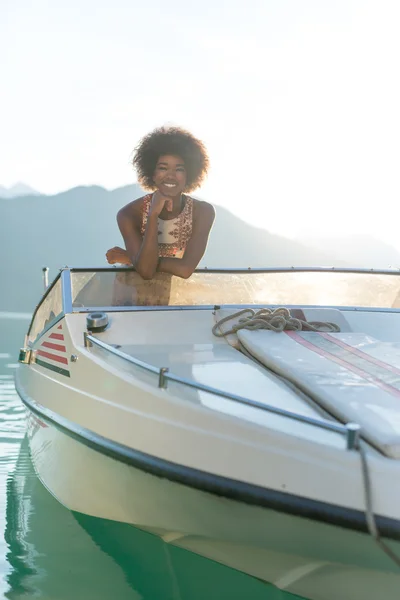 Afro femme sur un bateau à moteur — Photo