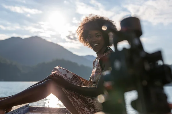 Afro-Amerikaanse vrouw ontspannen op cruise boot — Stockfoto