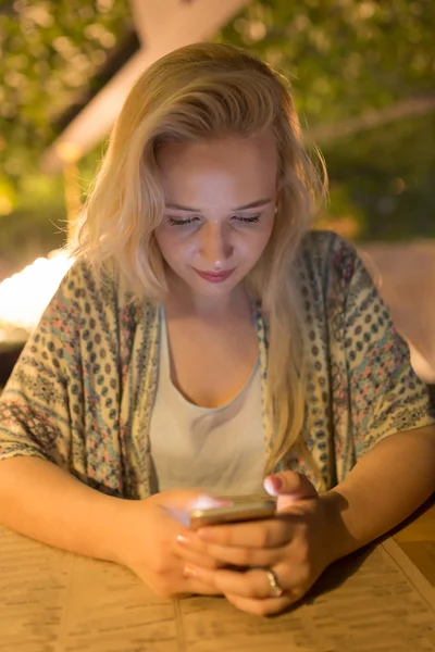 Mujer joven en la cafetería — Foto de Stock