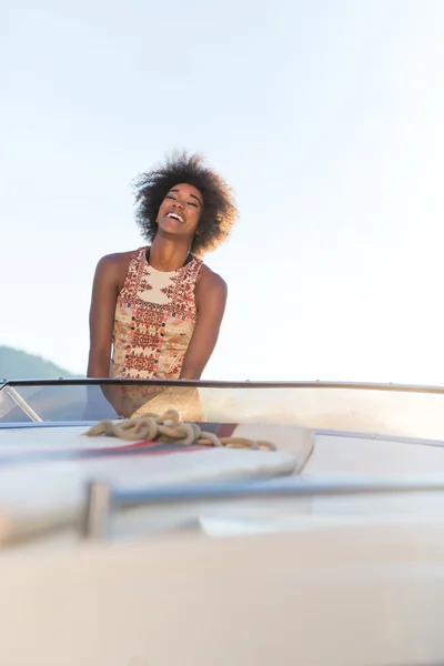 Muy hermosa afro americana mujer ordenando su tiempo en el yach —  Fotos de Stock