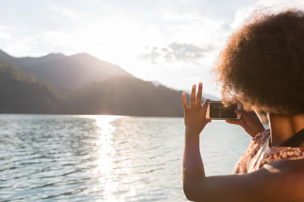 Turista tirar uma foto do lago — Fotografia de Stock