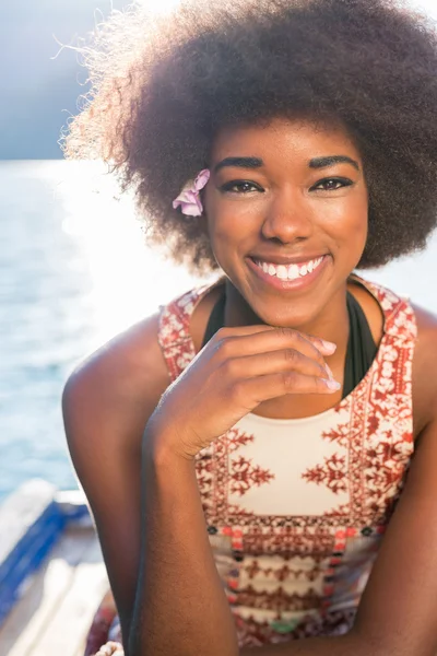 Jonge vrouw met Afro haar — Stockfoto