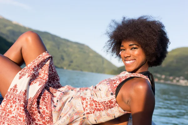 Afro américaine fille sur un bateau — Photo