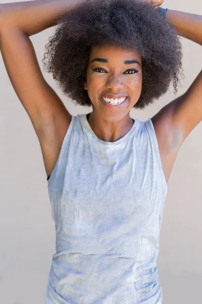 Mladá žena s Afro vlasy — Stock fotografie