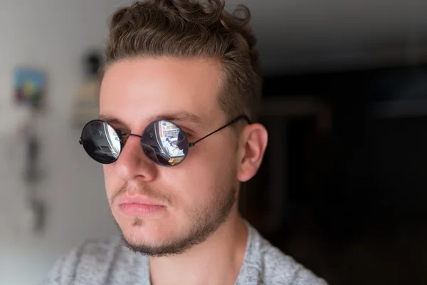 Junger Mann mit Sonnenbrille — Stockfoto