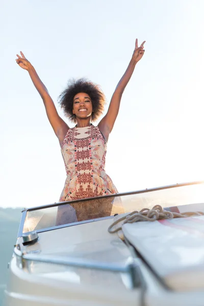 Afro-Frau auf einem Motorboot — Stockfoto