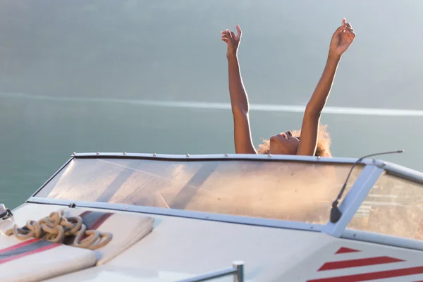 Afro-Mädchen fährt auf Speedboot — Stockfoto