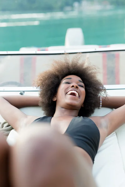 Αφρο αμερικανικό κορίτσι μελαχρινή σε ιστιοπλοϊκό σκάφος — Φωτογραφία Αρχείου