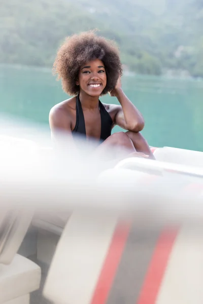 Afro vrouw op een motorboot — Stockfoto
