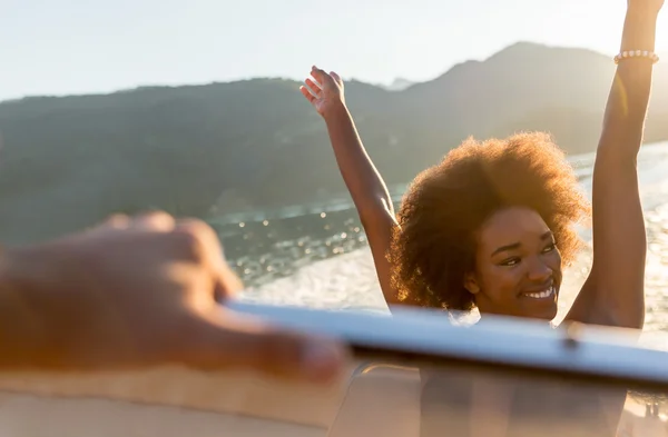 Afro-Mädchen fährt auf Speedboot — Stockfoto
