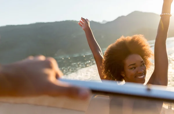 Afro menina experiências no barco de velocidade — Fotografia de Stock