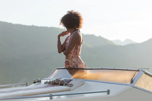 Femme conduite et profiter yacht de luxe — Photo