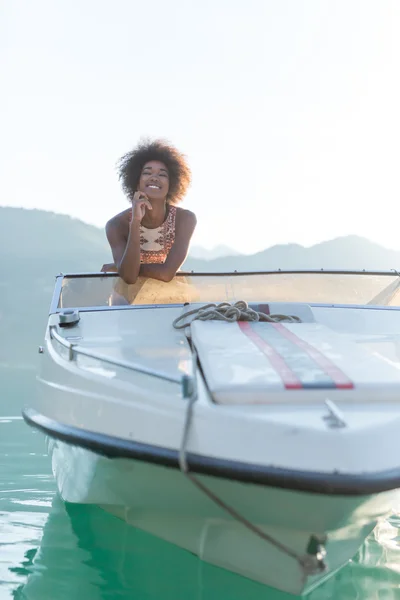 Afro-Frau am Steuer eines Schnellbootes — Stockfoto