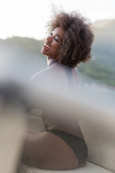 Mooi meisje geniet boottocht — Stockfoto