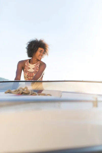 Afro kobieta na łodzi motorowych — Zdjęcie stockowe