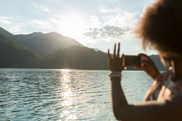 Touristin macht ein Foto vom See — Stockfoto