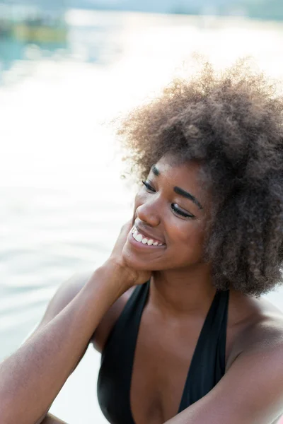 Afro vrouw ontspannen op speedboot — Stockfoto