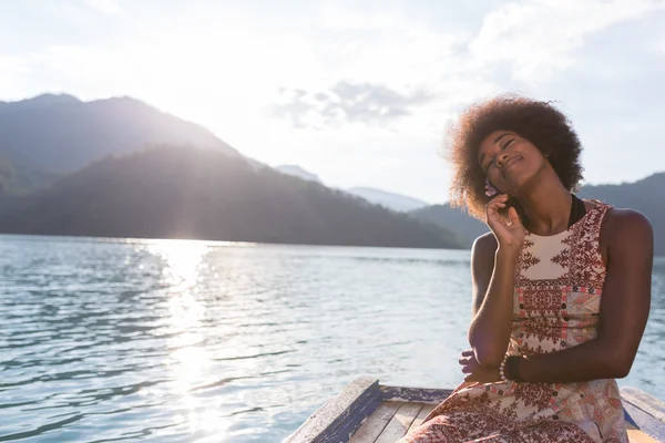 Afroamerikanerin entspannt sich auf Kreuzfahrtschiff — Stockfoto