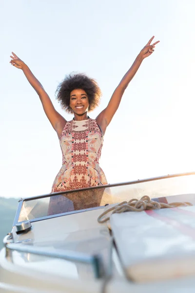 Afro-Mädchen fährt auf Speedboot — Stockfoto