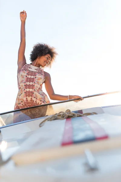Afro chica paseos en barco de velocidad —  Fotos de Stock