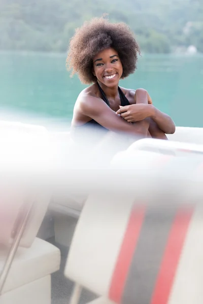 Афро-жінка на моторному човні — стокове фото