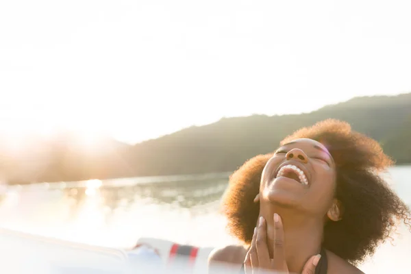 Mujer afroamericana sonriendo en barco —  Fotos de Stock
