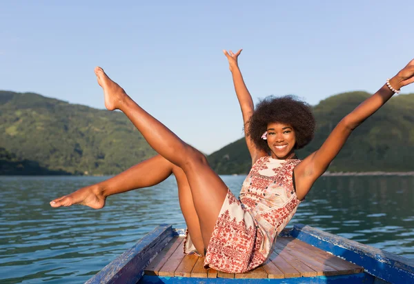 Afro americana chica en un barco —  Fotos de Stock