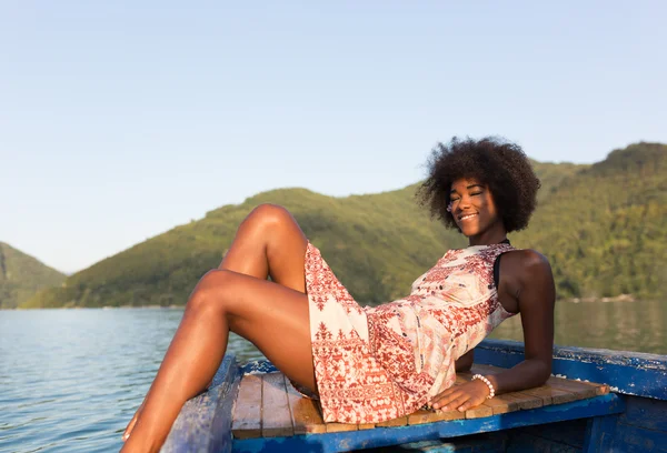 Donna afro-americana rilassante in barca da crociera — Foto Stock