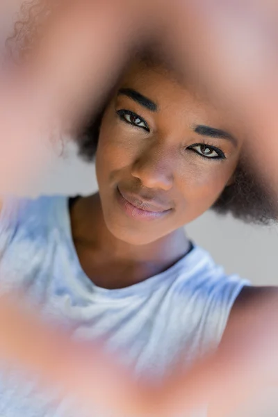 非洲裔美国女孩与黑人发型 — 图库照片