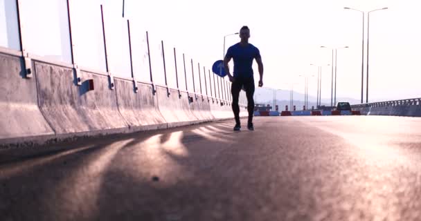 Young man exercising in urban area — Stock Video