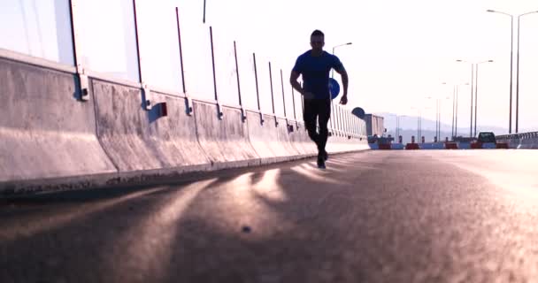 Homme courant au coucher du soleil — Video