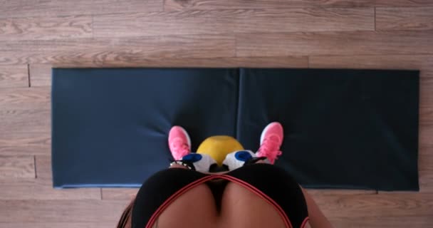 Frau im Fitnessstudio — Stockvideo