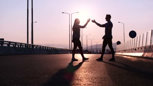 Man en vrouw houden hun handen — Stockvideo