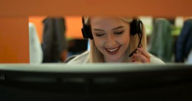 kadın müşteri hizmetleri temsilcisi