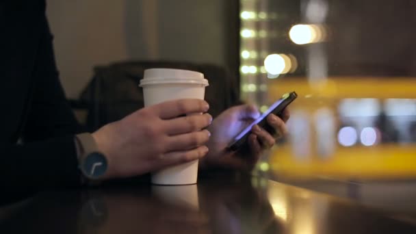 Hombre usando smartphone en la ciudad — Vídeos de Stock