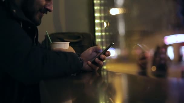 Людина використовує смартфон у місті — стокове відео