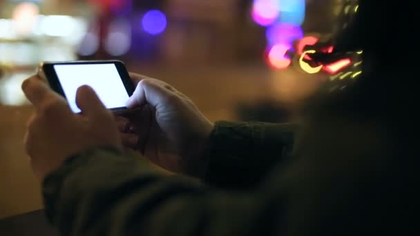 Man använder smartphone i city — Stockvideo