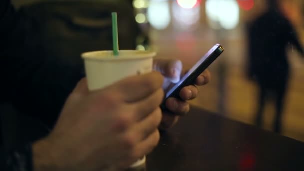 Hombre usando smartphone en la ciudad — Vídeo de stock