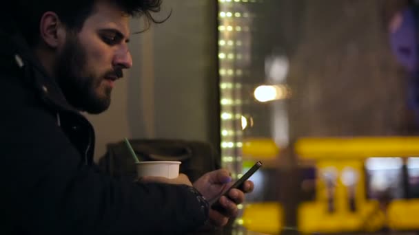 Άνθρωπος που χρησιμοποιούν smartphone στην πόλη — Αρχείο Βίντεο