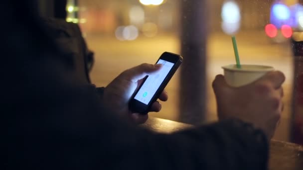 Hombre usando smartphone en la ciudad — Vídeos de Stock