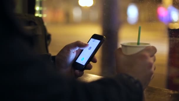 Homme utilisant un smartphone en ville — Video